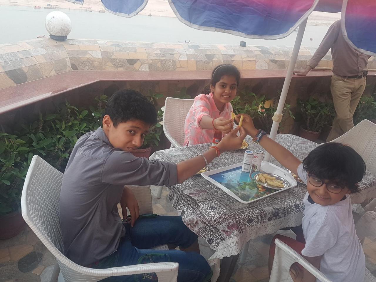 Shiva Ganges View Guest House Варанаси Екстериор снимка